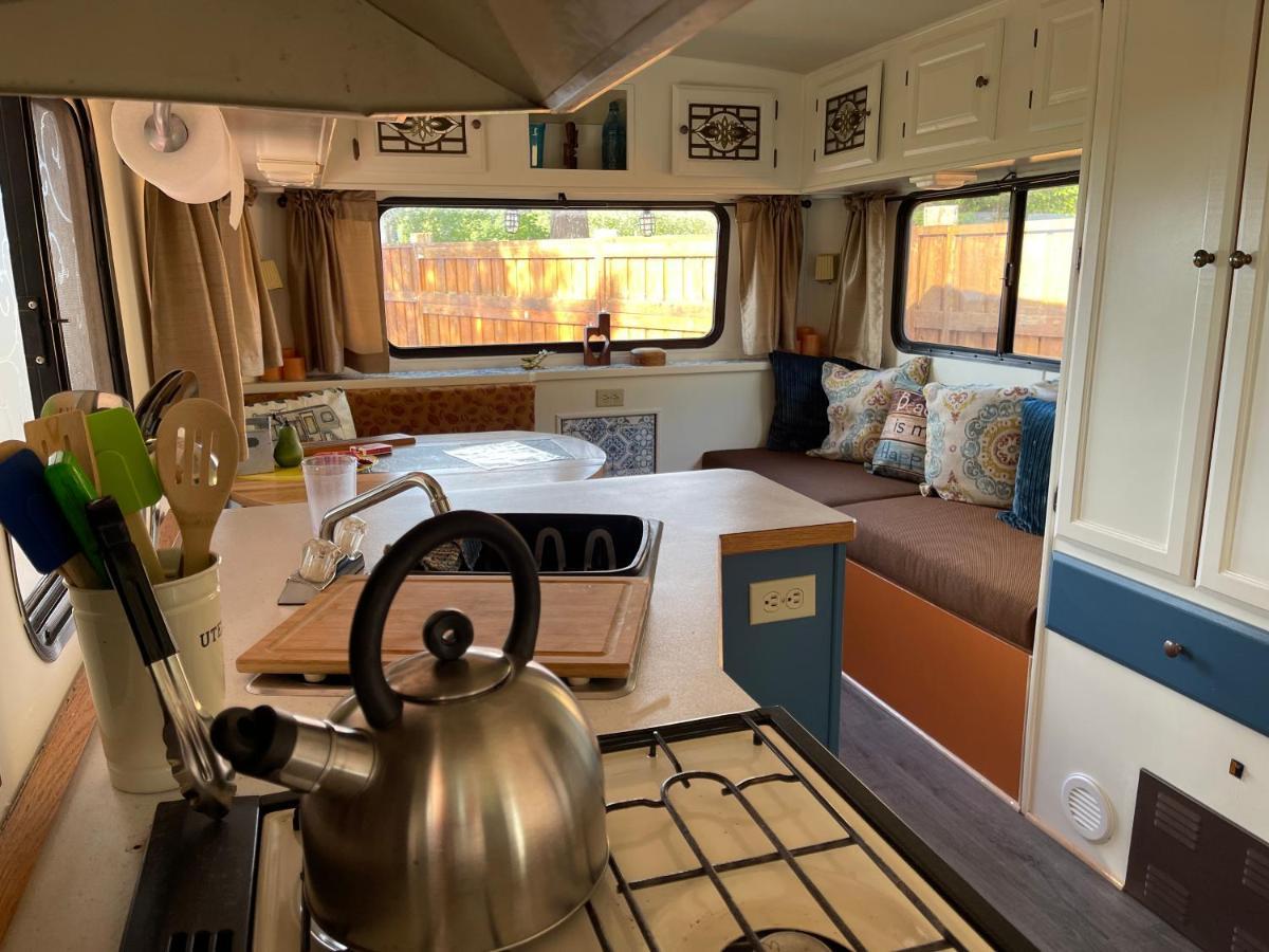 Готель So Damn Lucky Glamping Юклулет Екстер'єр фото